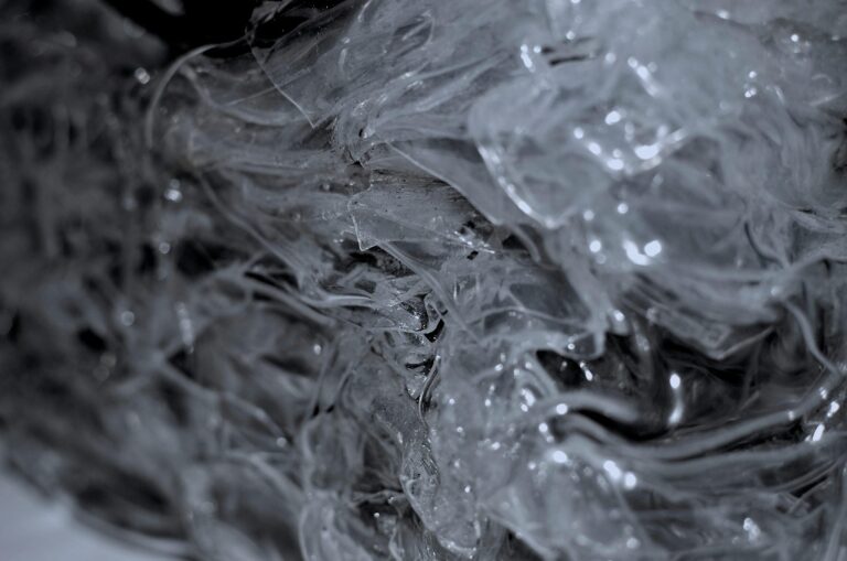 aprende como limpiar la ortodoncia invisible de forma eficaz y tener una sonrisa impecable