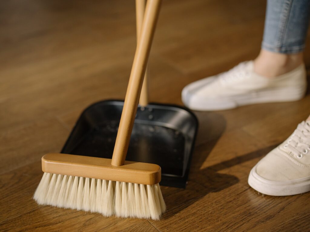 como limpiar eficientemente la cal del wc y mantenerlo reluciente