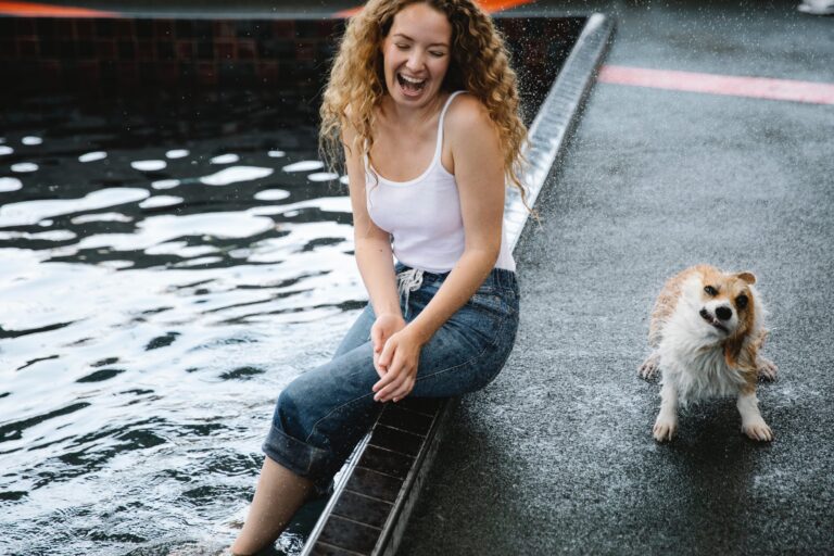 como limpiar la piscina facilmente con el limpiafondos para disfrutar de un agua cristalina