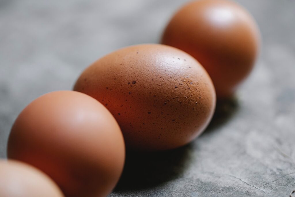 como limpiar los huevos de gallina sucios de manera eficiente y facil