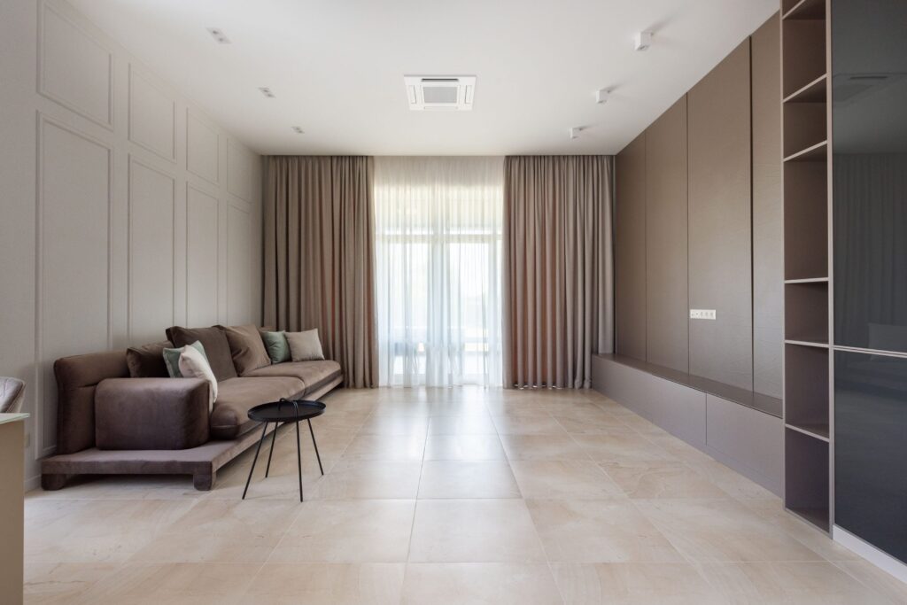 como limpiar y desinfectar eficazmente las tapicerias del sofa para una casa impecable