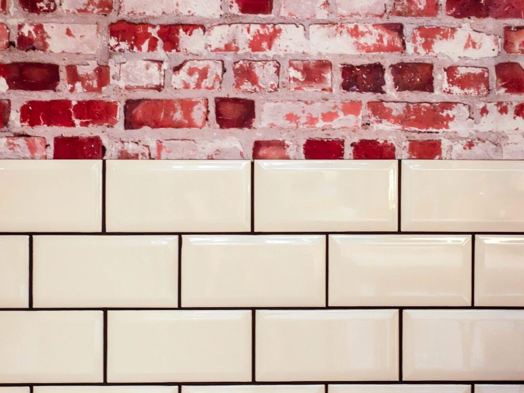 como quitar eficazmente la cal de los azulejos y mantenerlos impecables