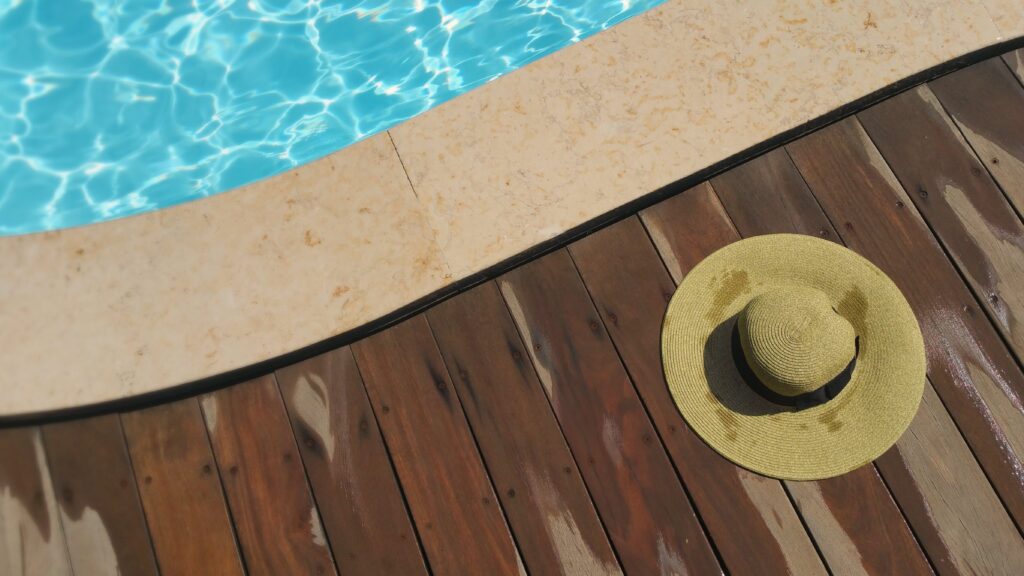 como quitar eficazmente las manchas marrones de la piscina y mantenerla cristalina