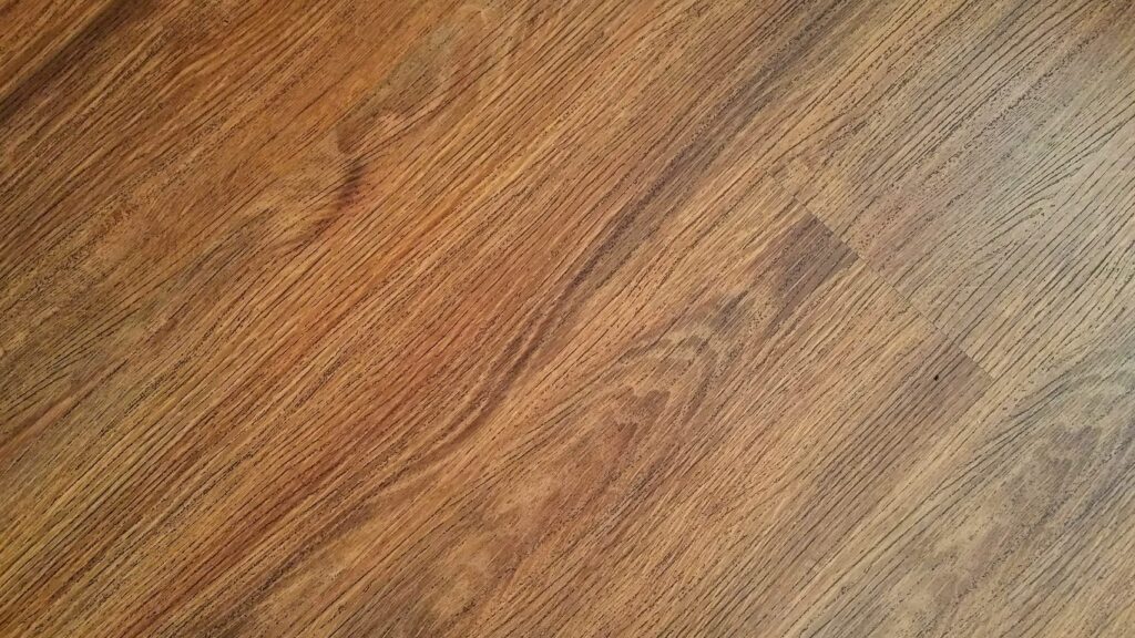 como quitar eficazmente y sin danar el suelo de madera la cera acumulada