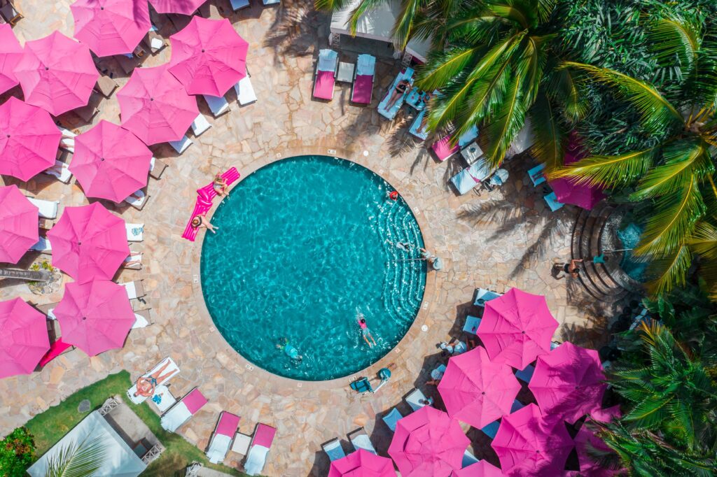 como quitar eficientemente la cal del gresite de la piscina llena
