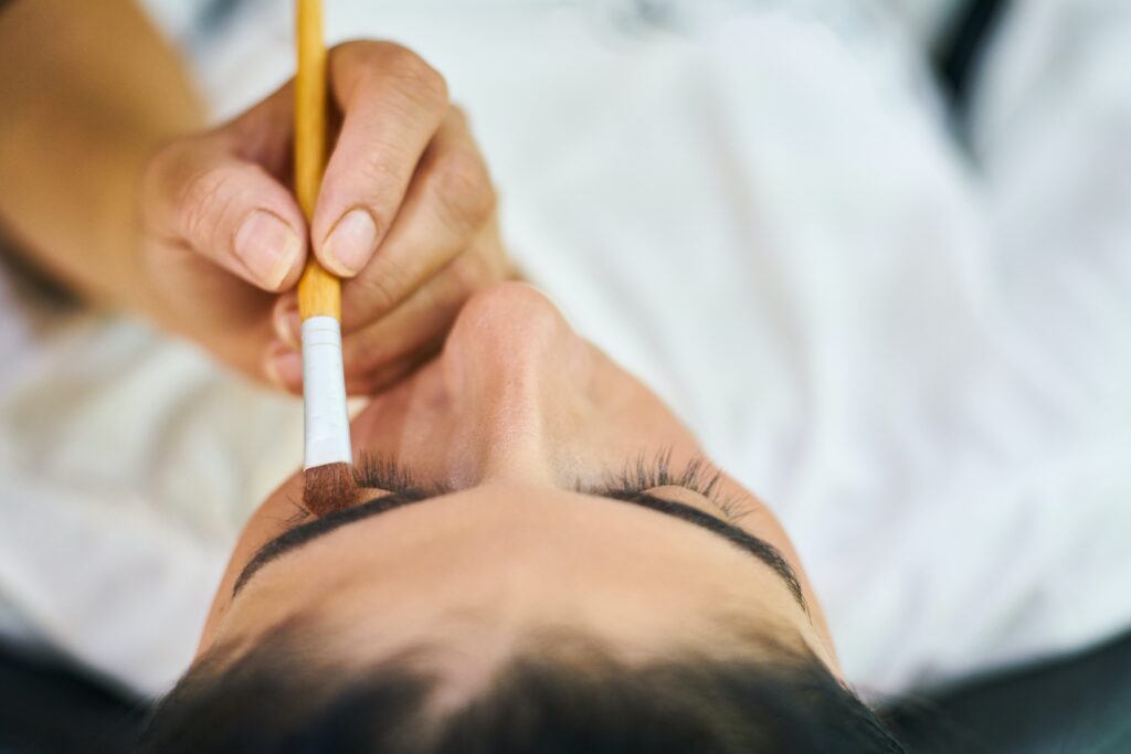 como quitar el tinte de las cejas facilmente y sin danar la piel