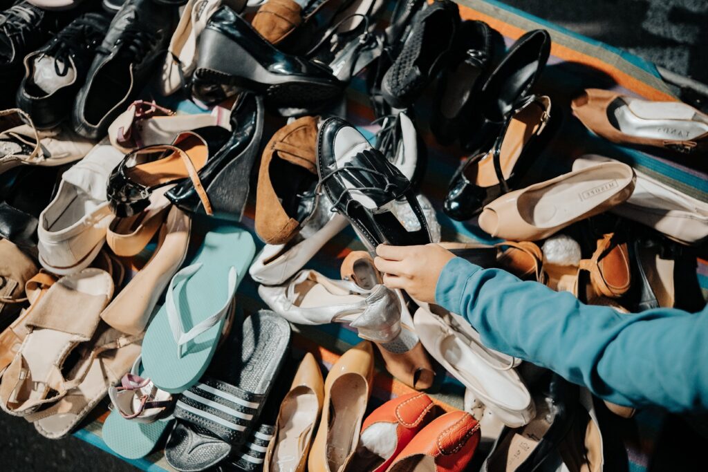 como quitar facilmente la molesta pelusa de los zapatos y mantenerlos impecables