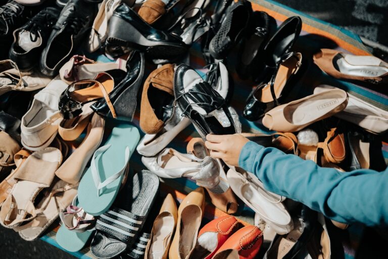 como quitar facilmente la molesta pelusa de los zapatos y mantenerlos impecables