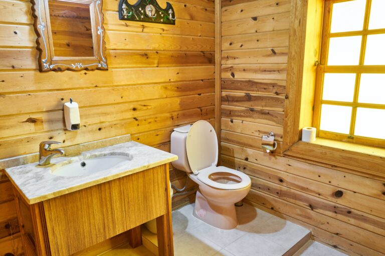 descubre como limpiar de manera eficiente tus persianas mallorquinas de madera y mantenerlas en perfecto estado