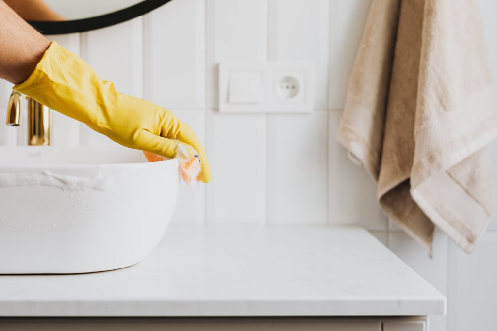 descubre los mejores trucos para limpiar los azulejos del bano mate y mantenerlos impecables