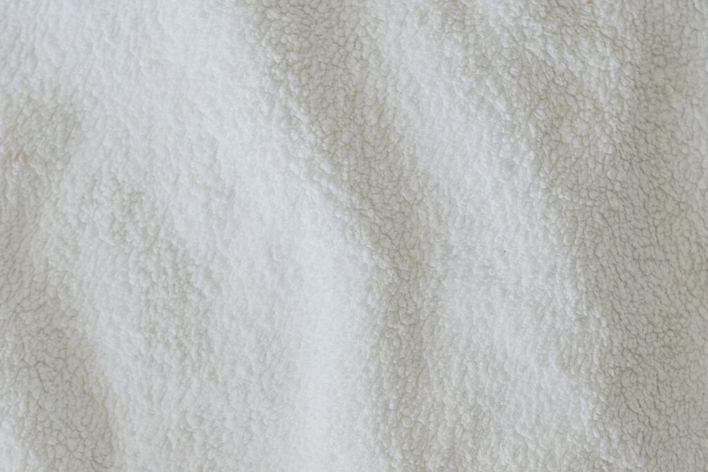descubre los mejores trucos sobre como quitar las manchas de granada en la ropa y luce prendas impecables