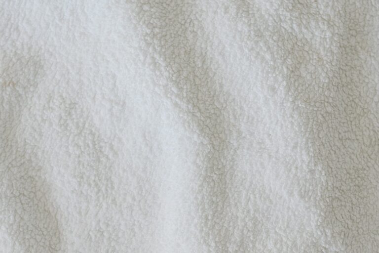 descubre los mejores trucos sobre como quitar las manchas de granada en la ropa y luce prendas impecables