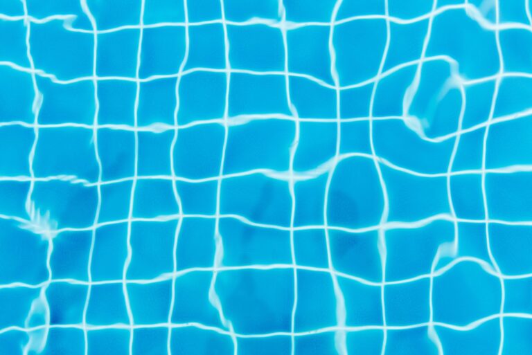 descubre por que el agua de tu piscina se pone turbia consejos para mantenerla cristalina