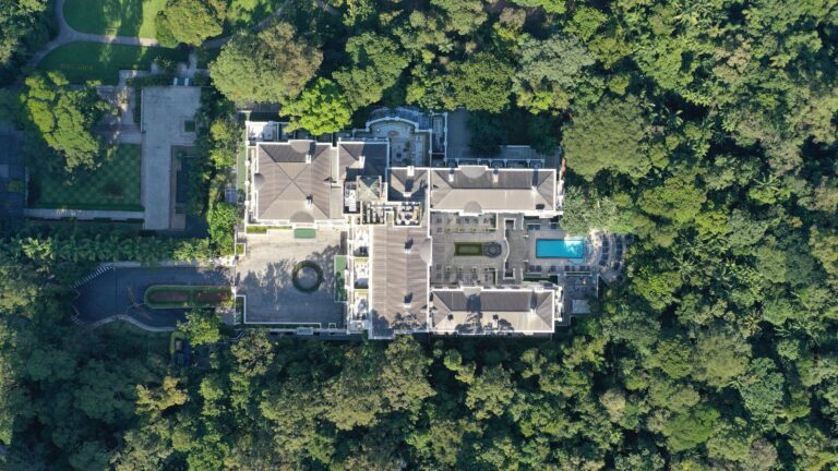 descubre que hacer si la piscina se pone verde y revitaliza tu oasis acuatico