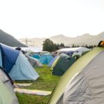 que poner debajo de la tienda de campana descubre los mejores accesorios para complementar tu campamento