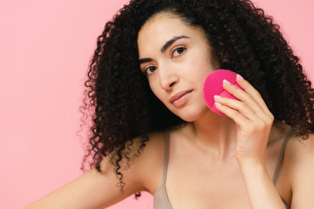 que productos usar para alisar el cabello con una plancha y obtener resultados profesionales